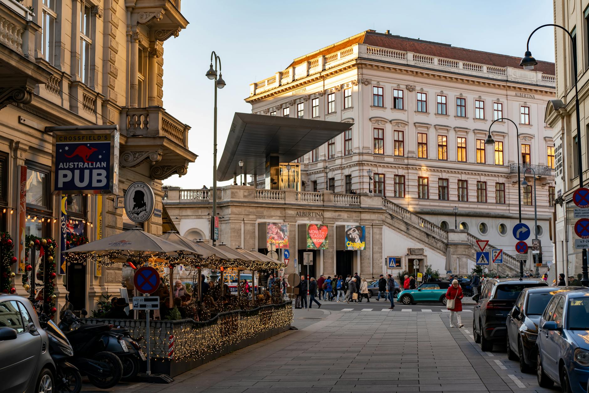 Fachada iluminada de la Ópera de Estado de Viena al anochecer
