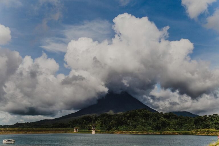 Vista del Volcán Arenal con su cono perfectamente formado sobre vegetación tropical en La Fortuna