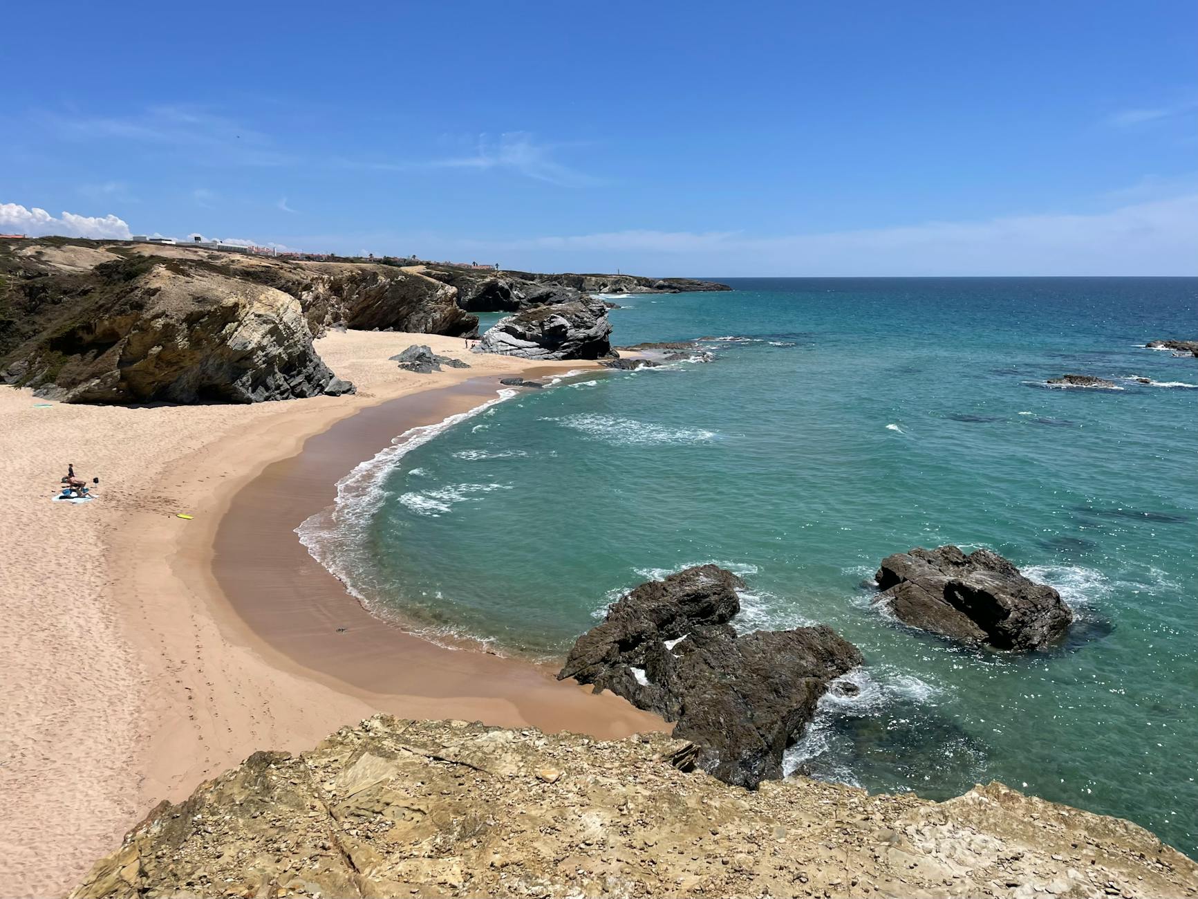 Pequeña aldea blanca tradicional en el interior de la Costa Vicentina rodeada de vegetación
