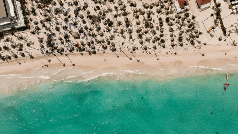 Playa de arena blanca en Punta Cana alejada de los resorts turísticos
