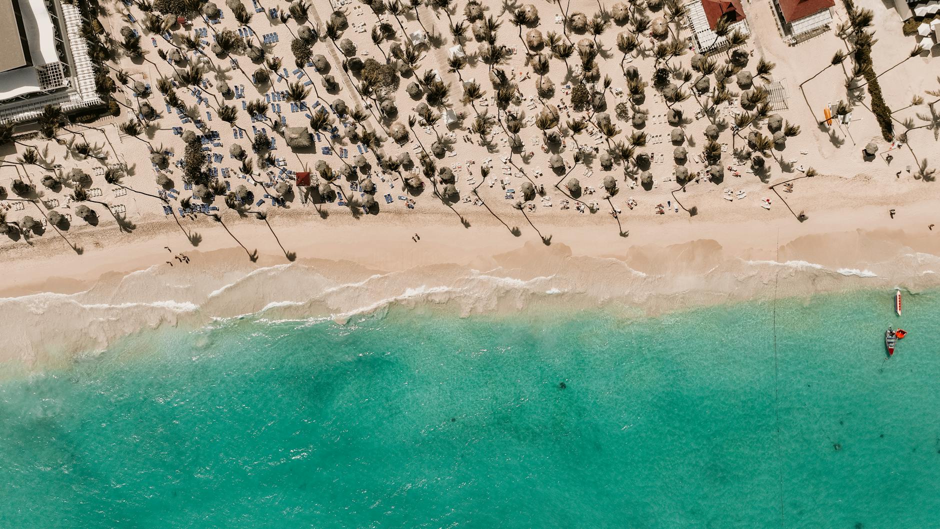 Playa de arena blanca en Punta Cana alejada de los resorts turísticos