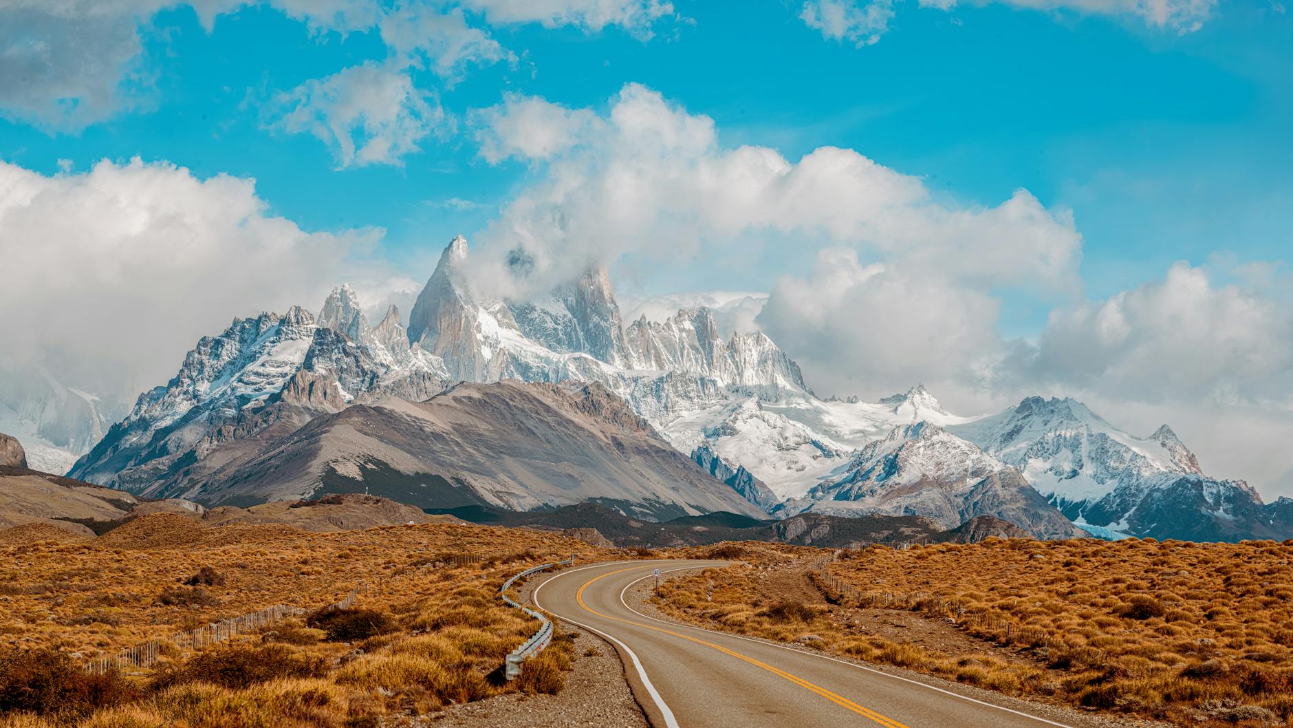Carretera infinita de la Ruta 40 argentina con montañas al fondo