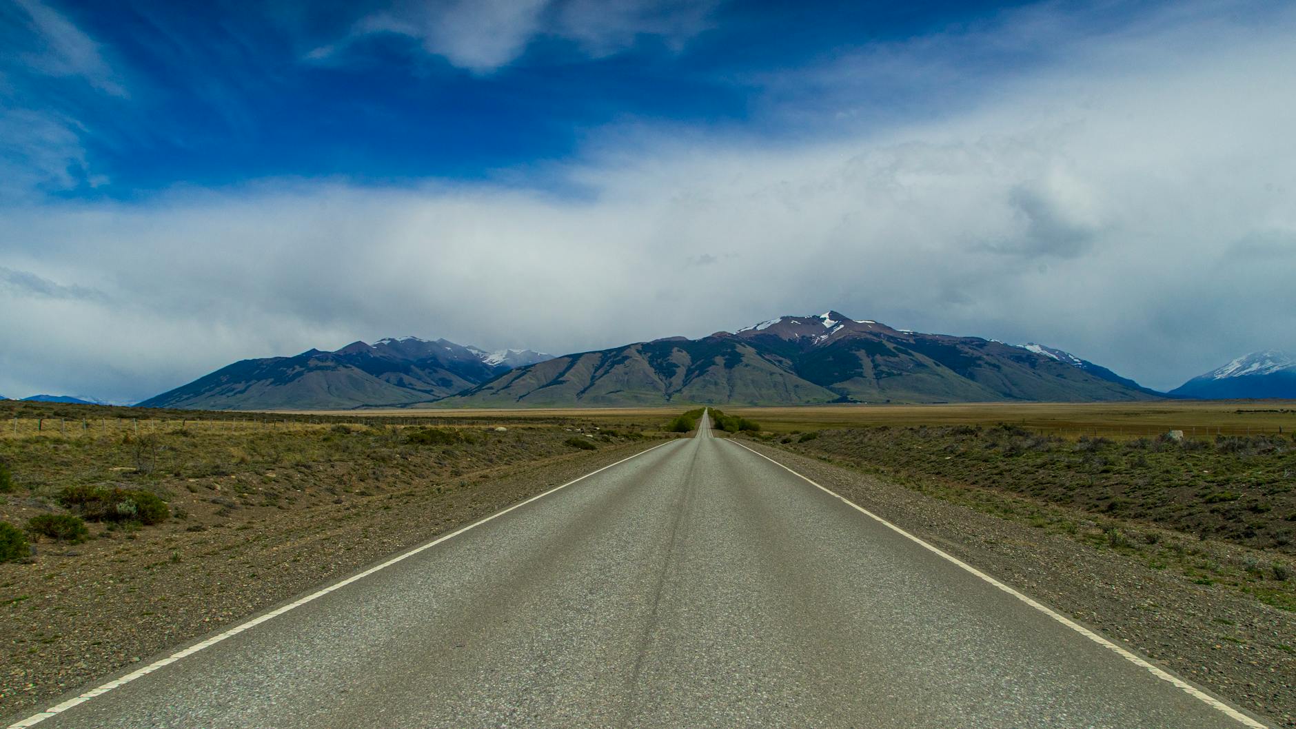 Estepa patagónica vista desde la Ruta 40 con cielo despejado