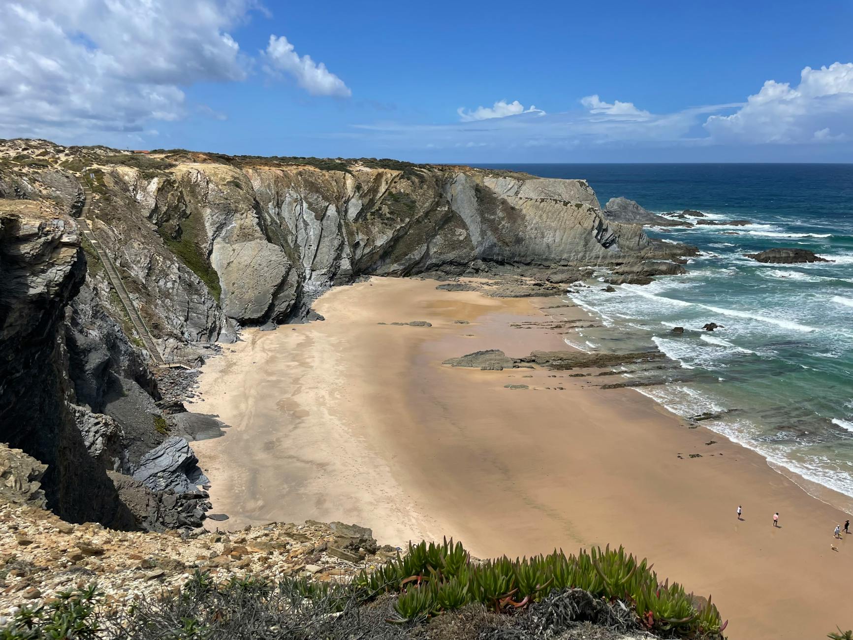 Surfista surfeando una ola perfecta en la Costa Vicentina, Portugal