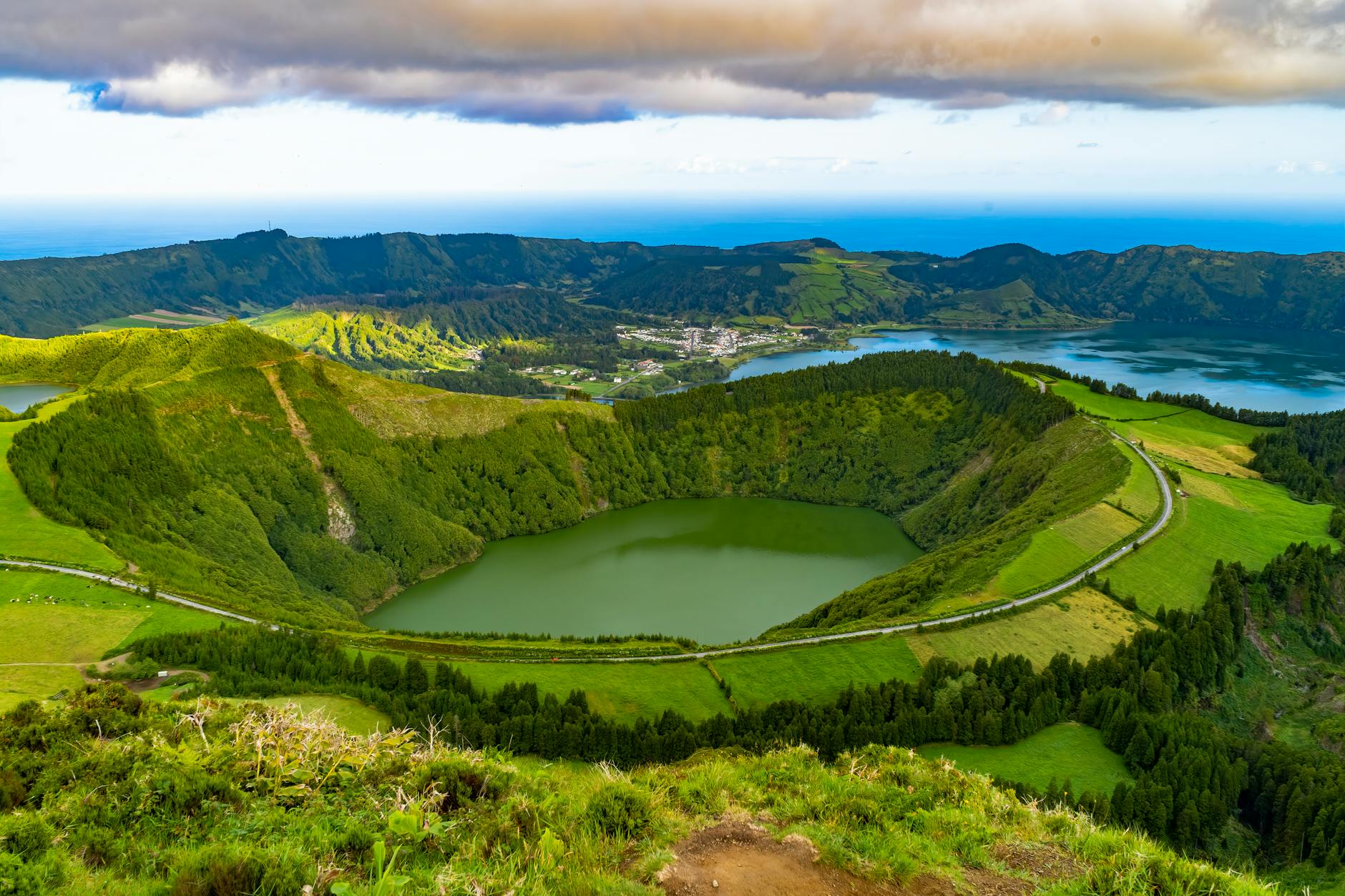 Costa volcánica de roca negra en las Azores con el océano Atlántico de fondo al atardecer