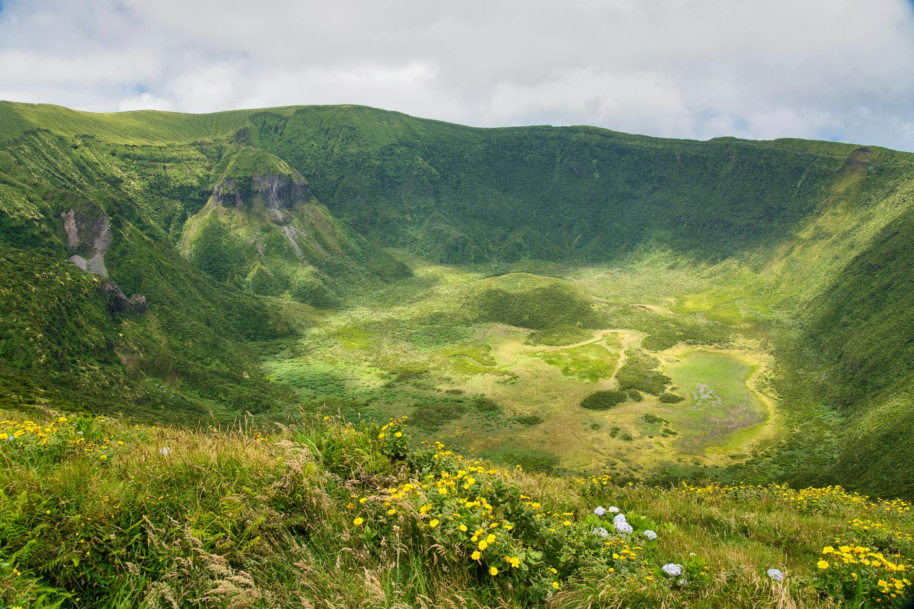 Vista panorámica de la Lagoa das Sete Cidades con sus aguas verdes y azules rodeadas de vegetación volcánica