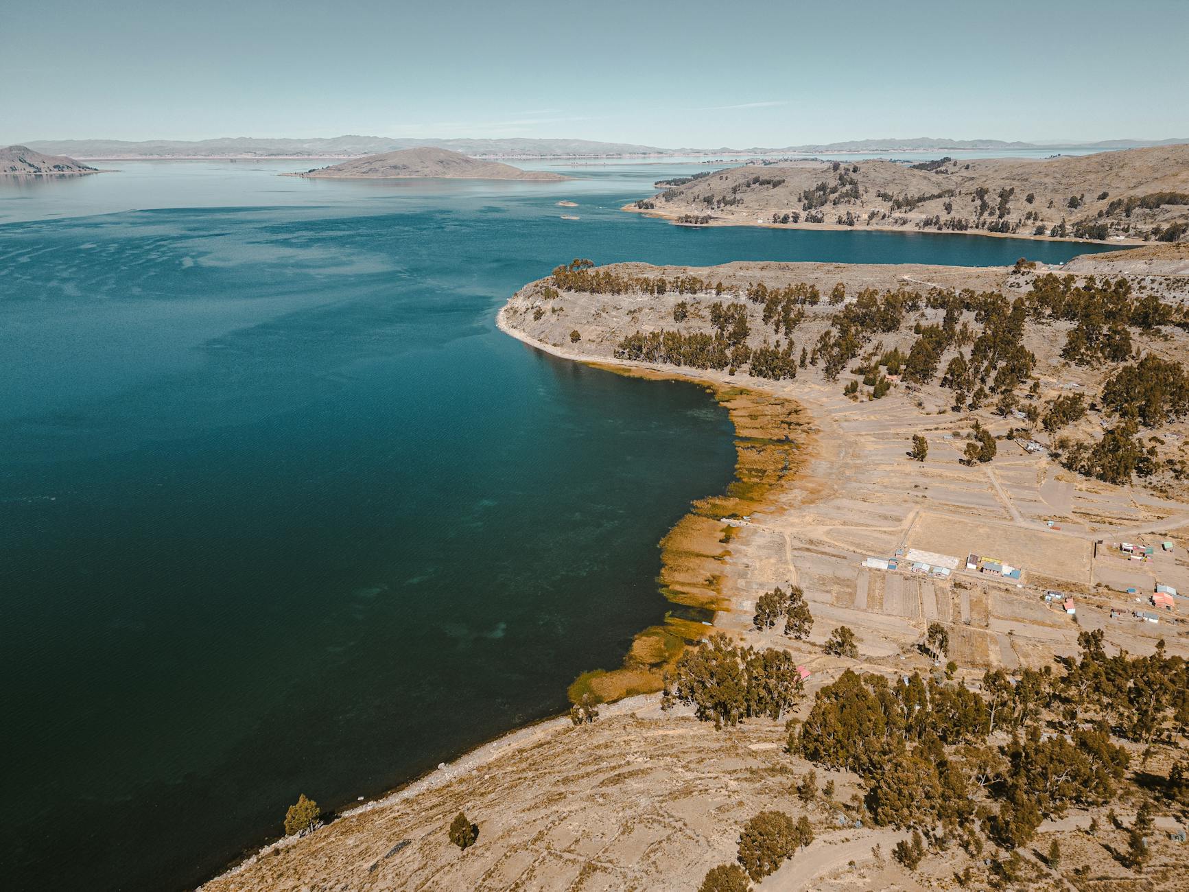 Sendero de tierra entre terrazas andinas en la Isla del Sol, Lago Titicaca