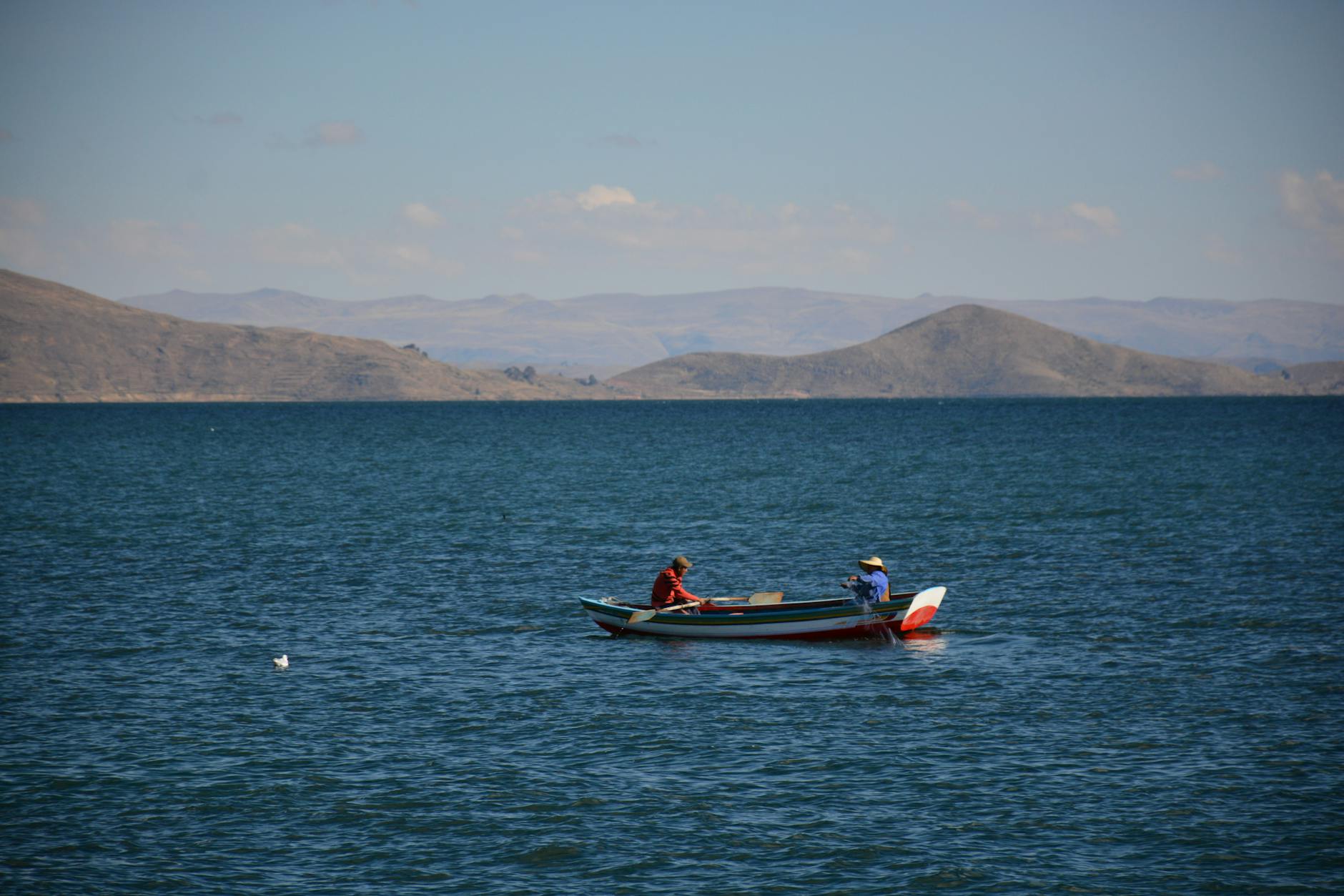 Vista del Lago Titicaca con la Isla del Sol al fondo desde Copacabana, Bolivia