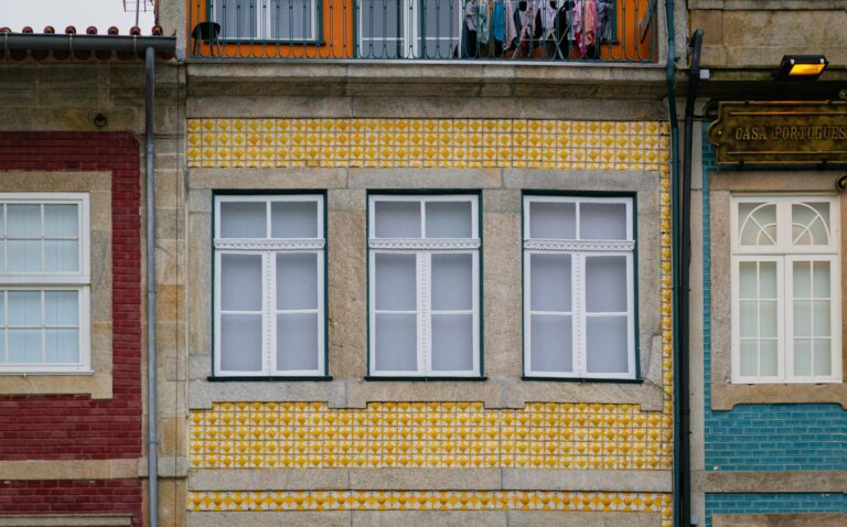 Fachada cubierta de azulejos azules y blancos en el barrio de Sé de Oporto