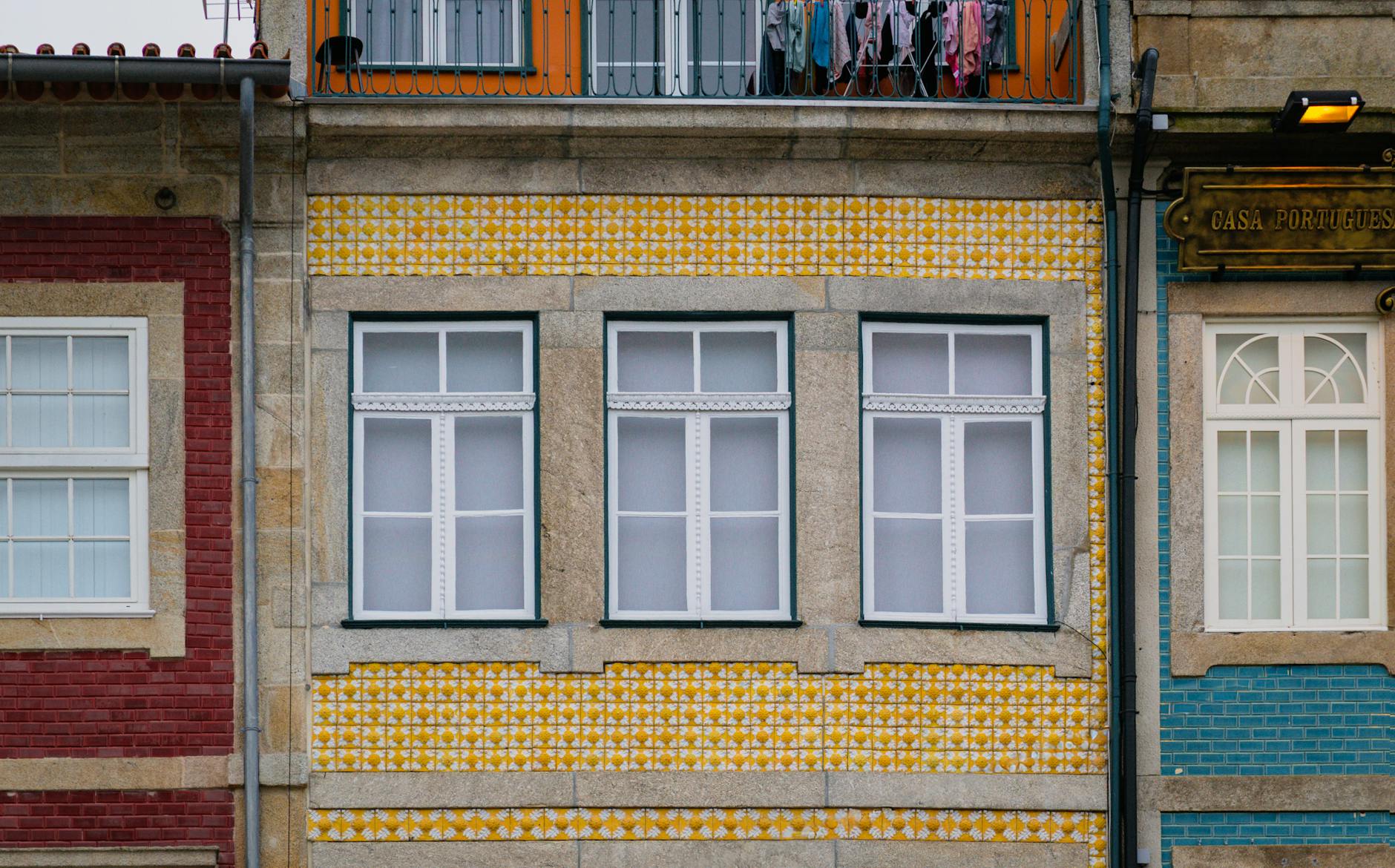 Fachada cubierta de azulejos azules y blancos en el barrio de Sé de Oporto