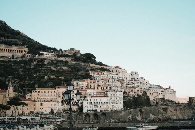 Vista panorámica de Positano con casas de colores escalonadas sobre el mar Tirreno