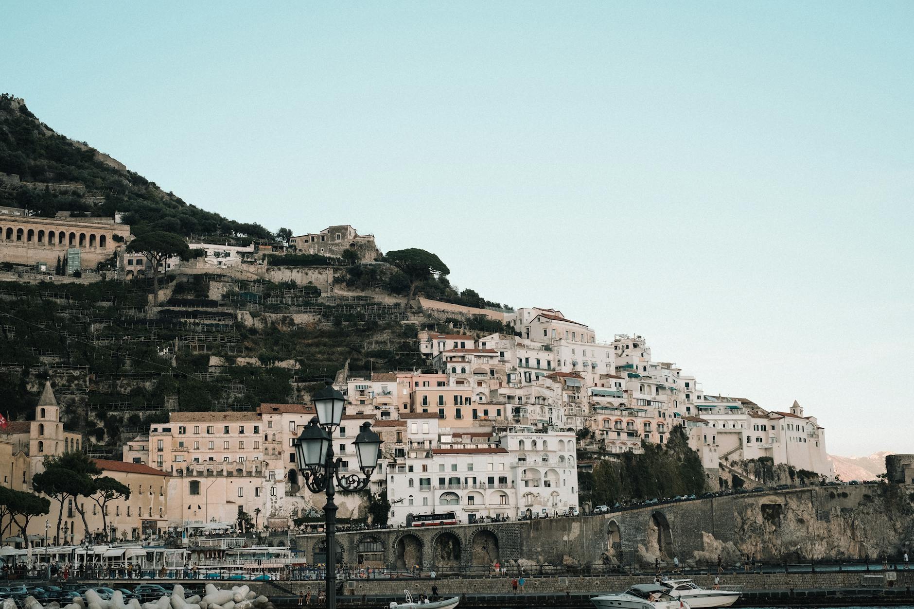 Vista panorámica de Positano con casas de colores escalonadas sobre el mar Tirreno