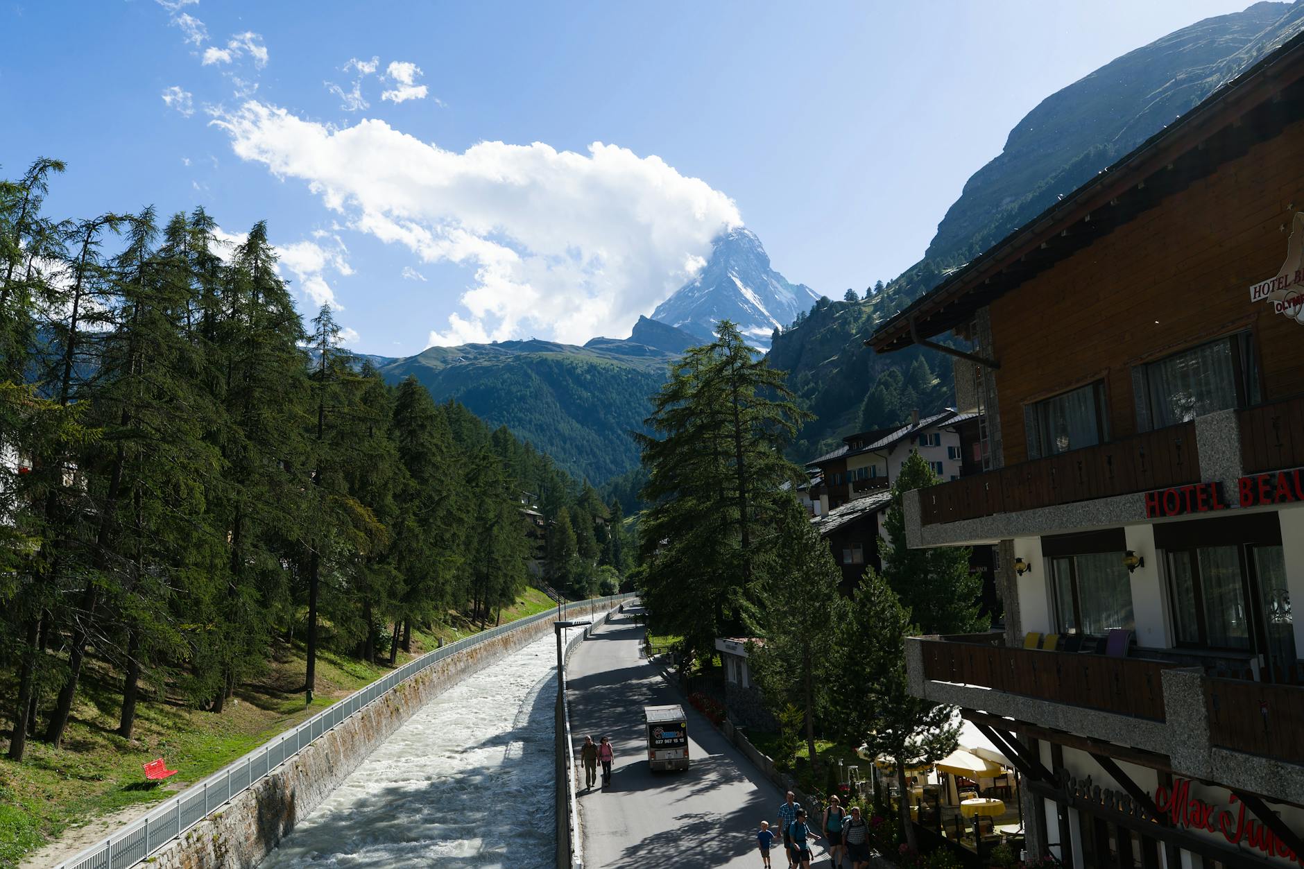Vista panorámica del Matterhorn nevado sobre el pueblo de Zermatt en los Alpes Suizos