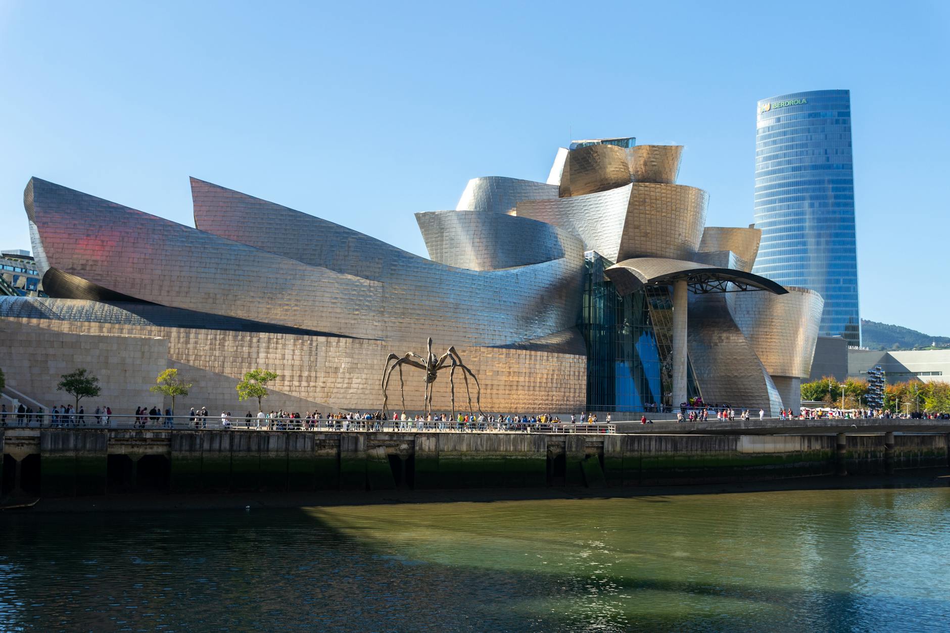 Fachada de titanio del Museo Guggenheim de Bilbao al atardecer