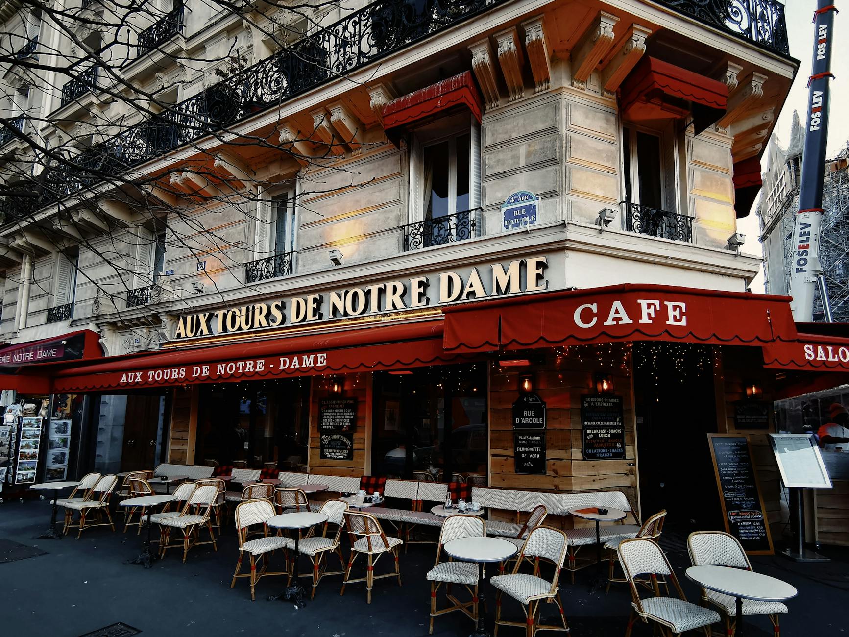 Calle empedrada y tranquila de Montmartre con cafés y flores