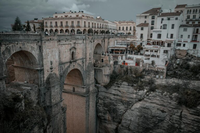 Vista del Puente Nuevo de Ronda sobre el impresionante tajo con casas blancas al fondo