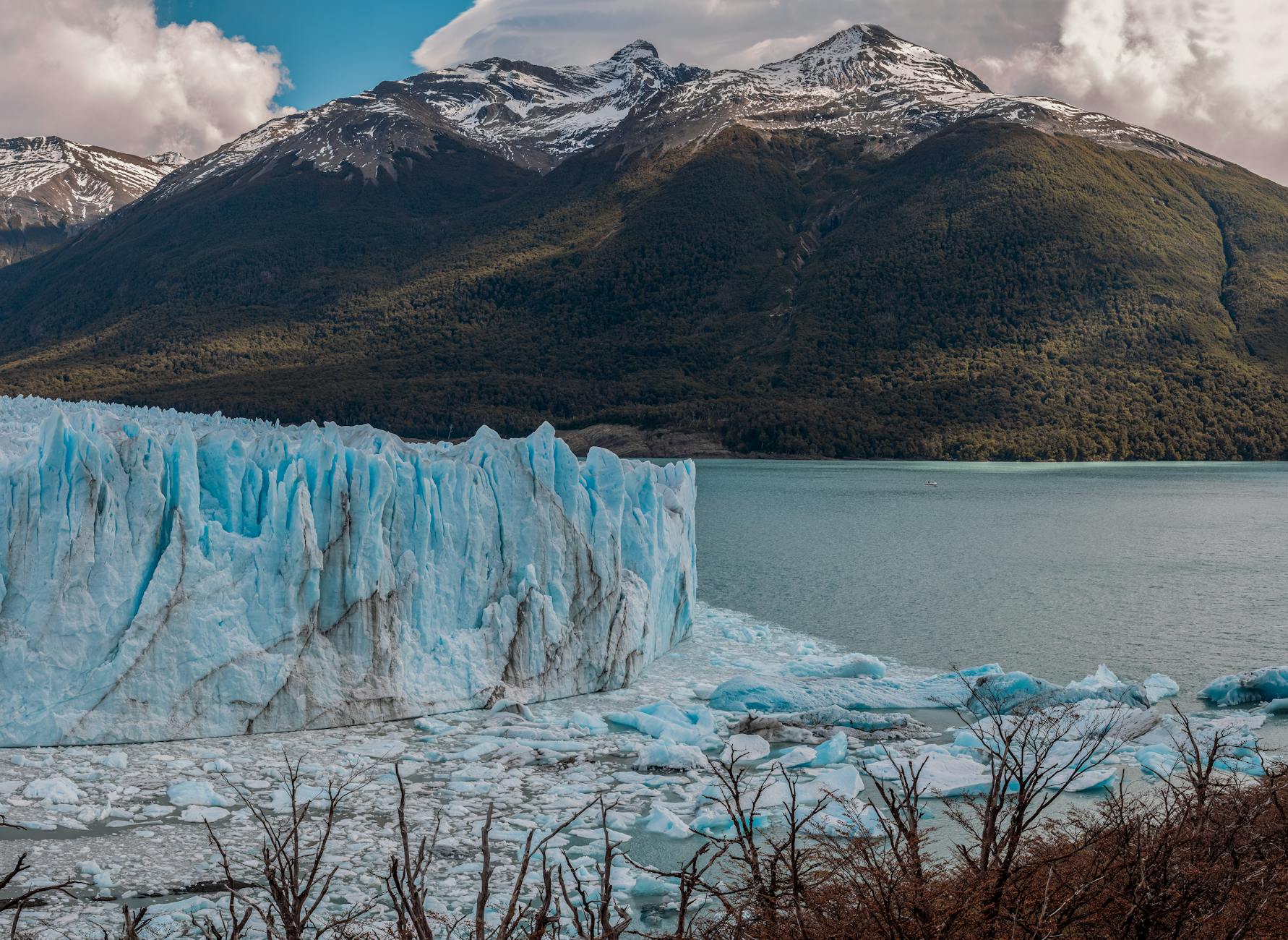 Frente del glaciar Perito Moreno con bloques de hielo cayendo al lago Argentino