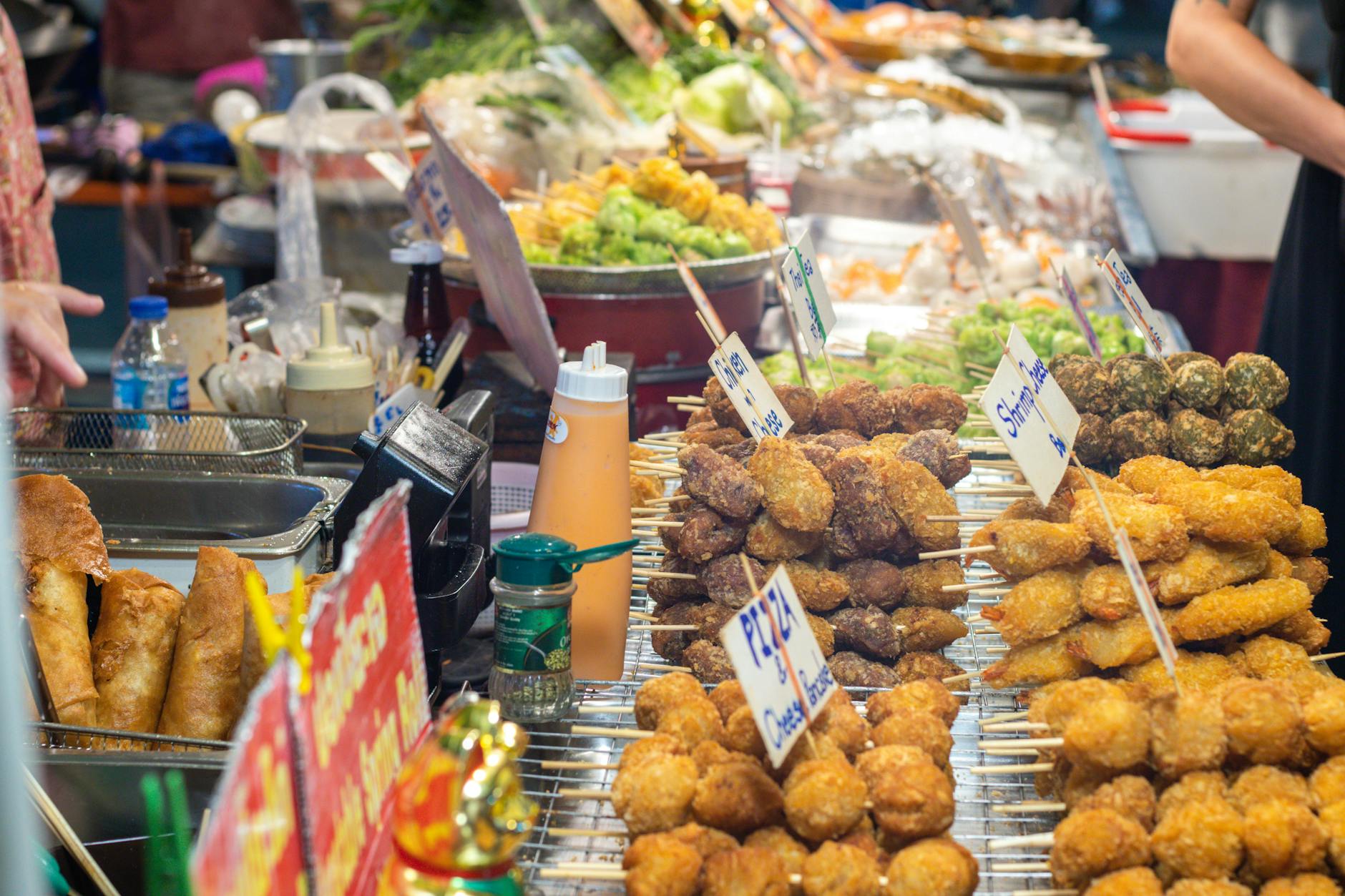 Comida comprada en supermercado local para hacer un picnic de viaje