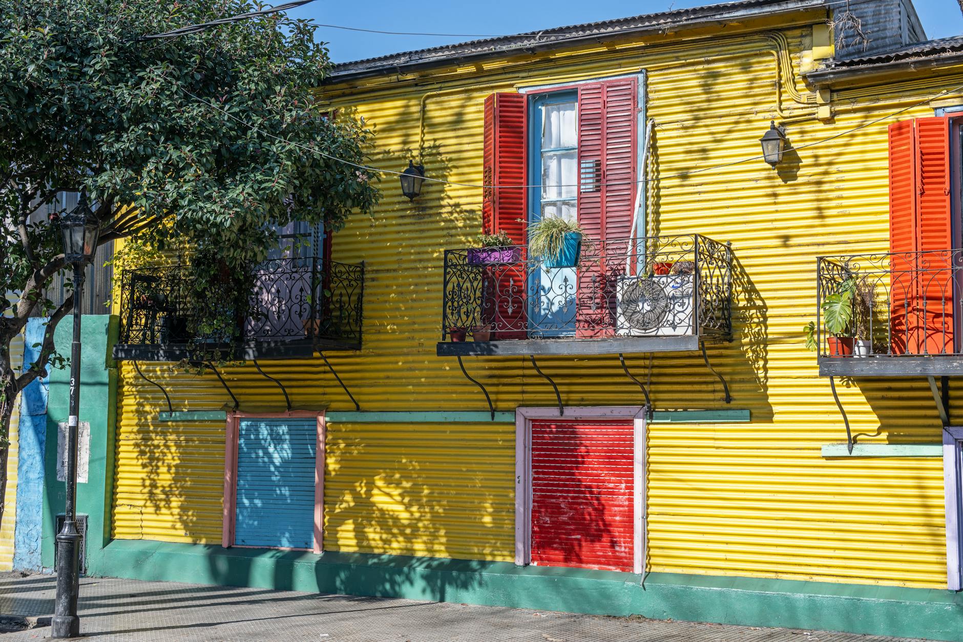 Pareja bailando tango en el Caminito del barrio de La Boca en Buenos Aires