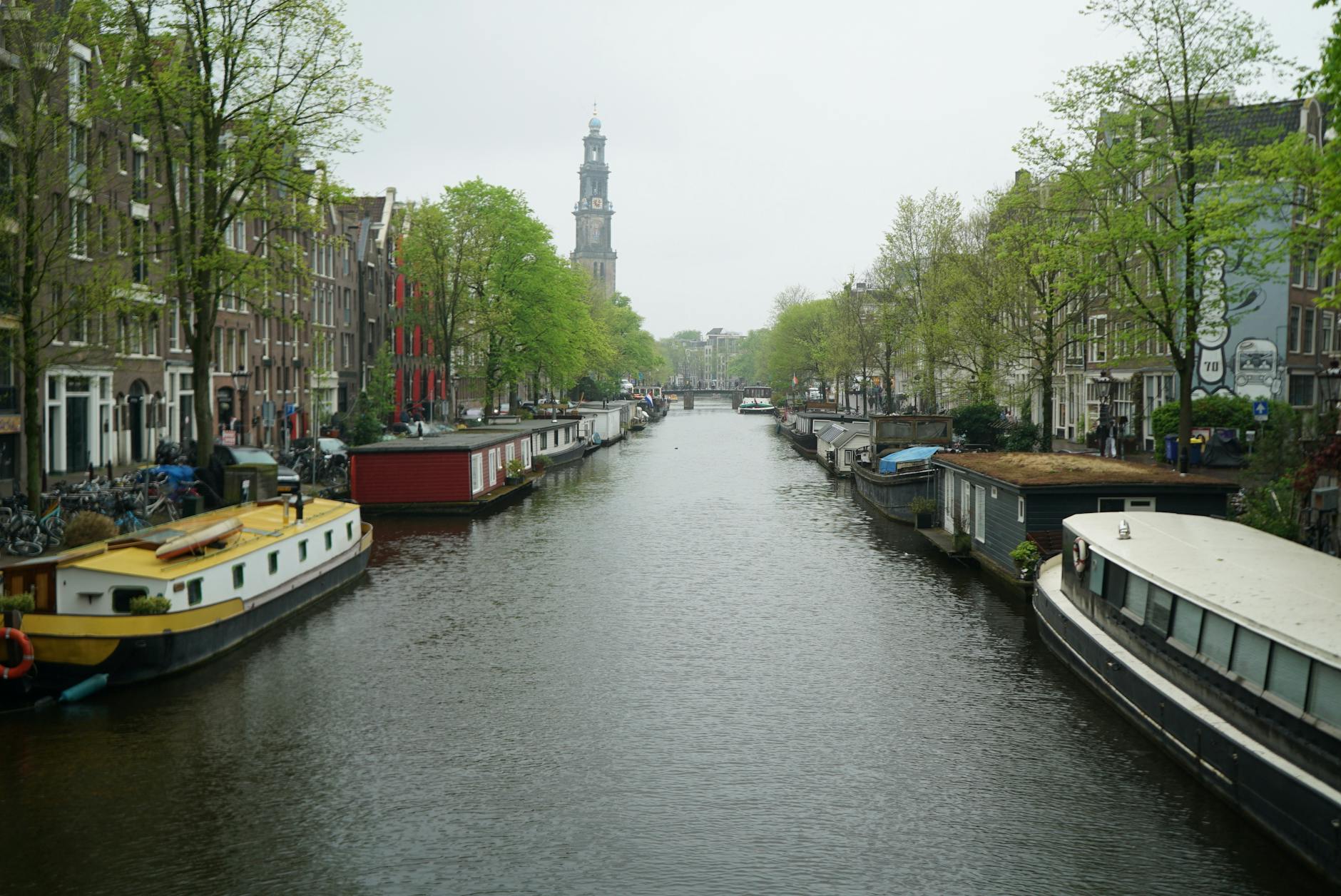 Fachada neogótica del Rijksmuseum de Ámsterdam con cielo azul