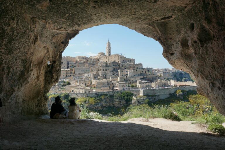 Vista panorámica de los Sassi de Matera con sus casas de piedra y cuevas al atardecer