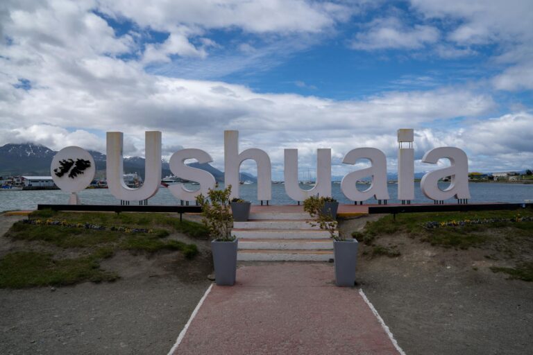 Vista panorámica de Ushuaia con el Canal Beagle al fondo y montañas nevadas