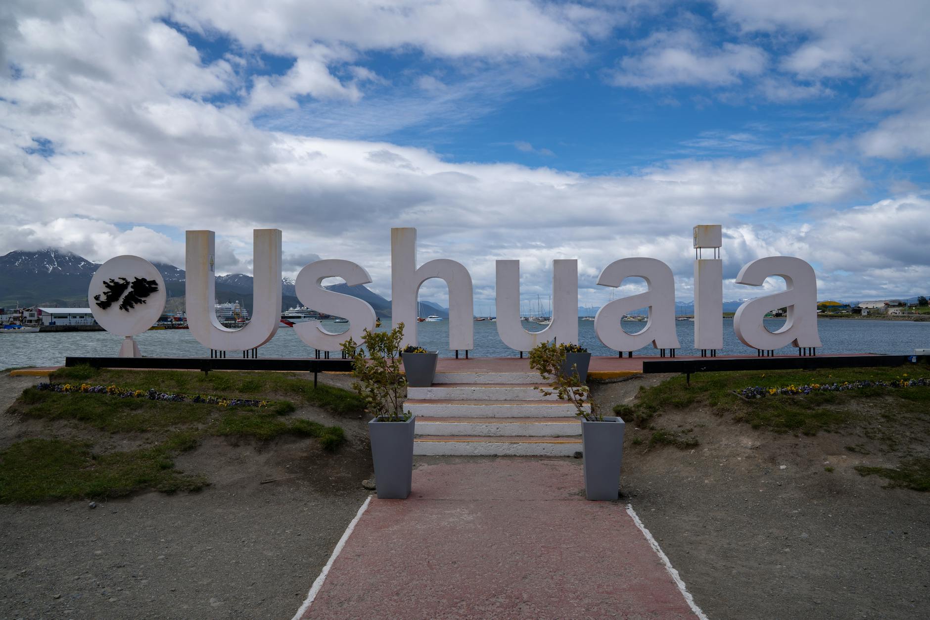 Vista panorámica de Ushuaia con el Canal Beagle al fondo y montañas nevadas