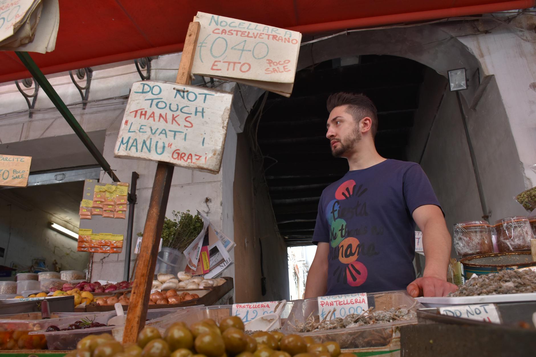 Arancini de arroz fritos dorados en un puesto de street food de Palermo