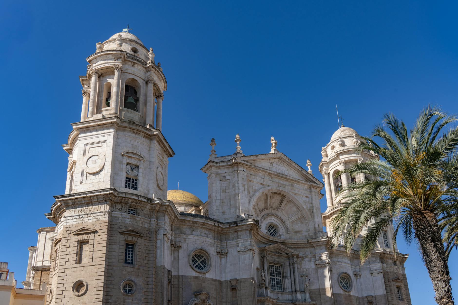 Vista panorámica de Cádiz desde el mar con sus edificios blancos y la catedral al fondo