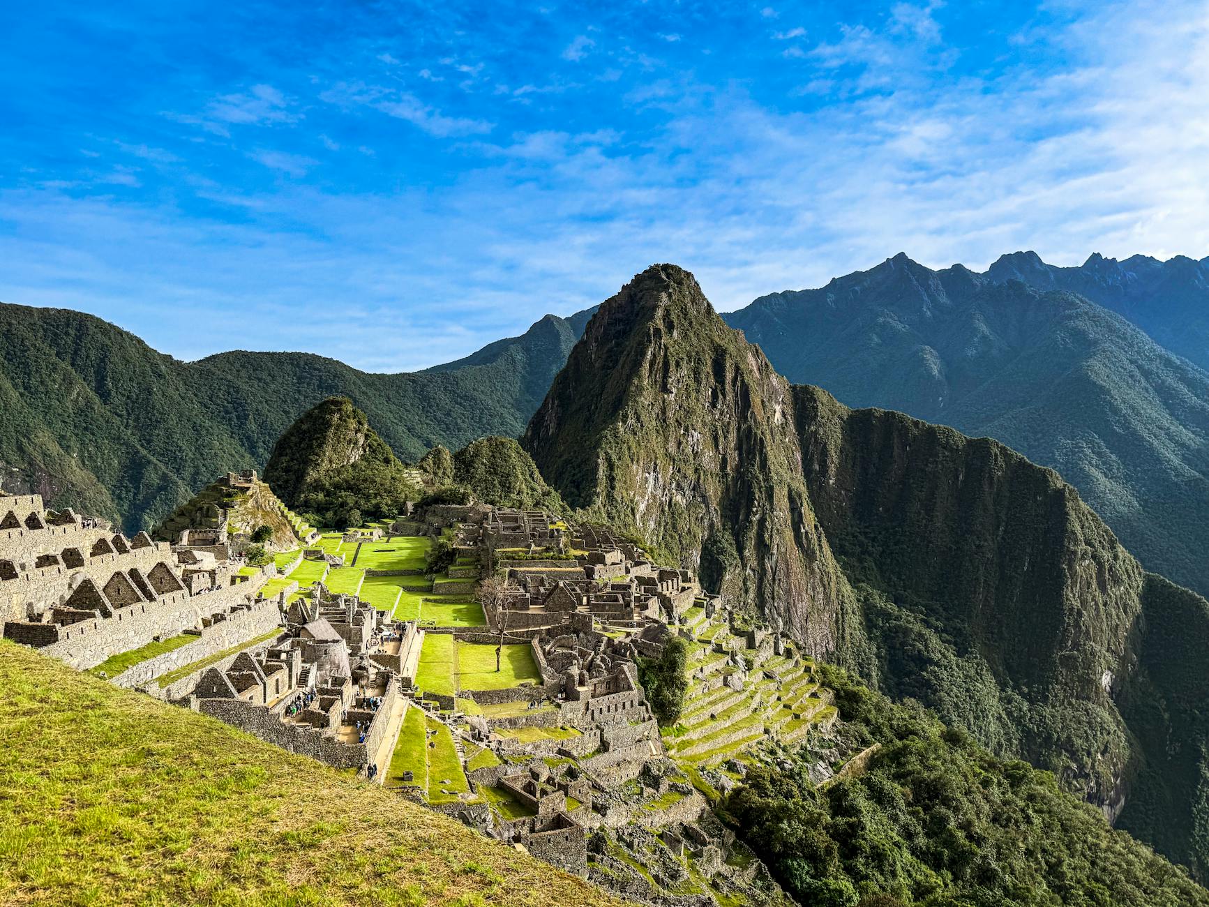 Vista del Paso de la Mujer Muerta en el Camino Inca bajo cielo nublado