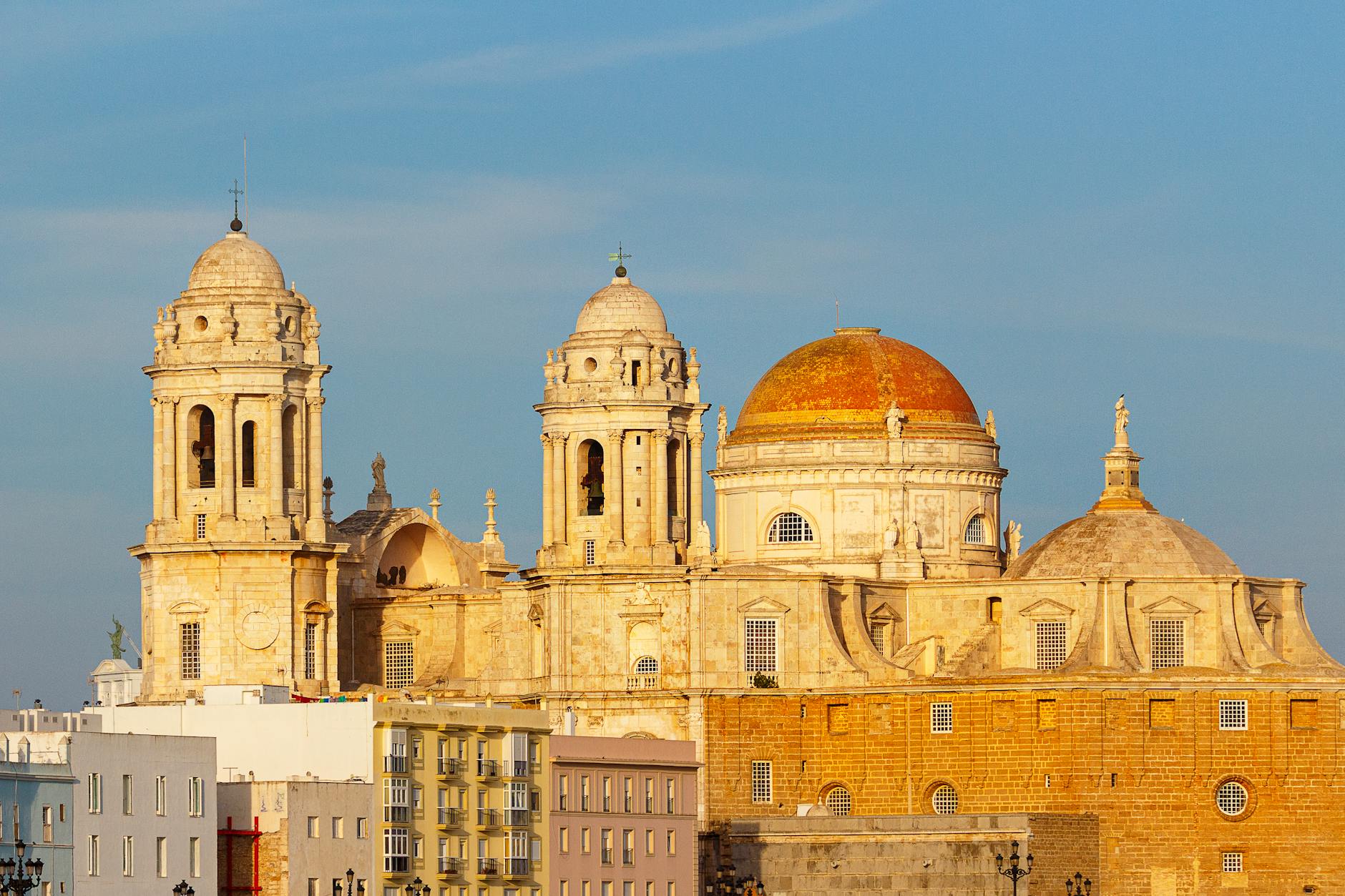 Catedral de Cádiz con su cúpula dorada iluminada por la luz del atardecer