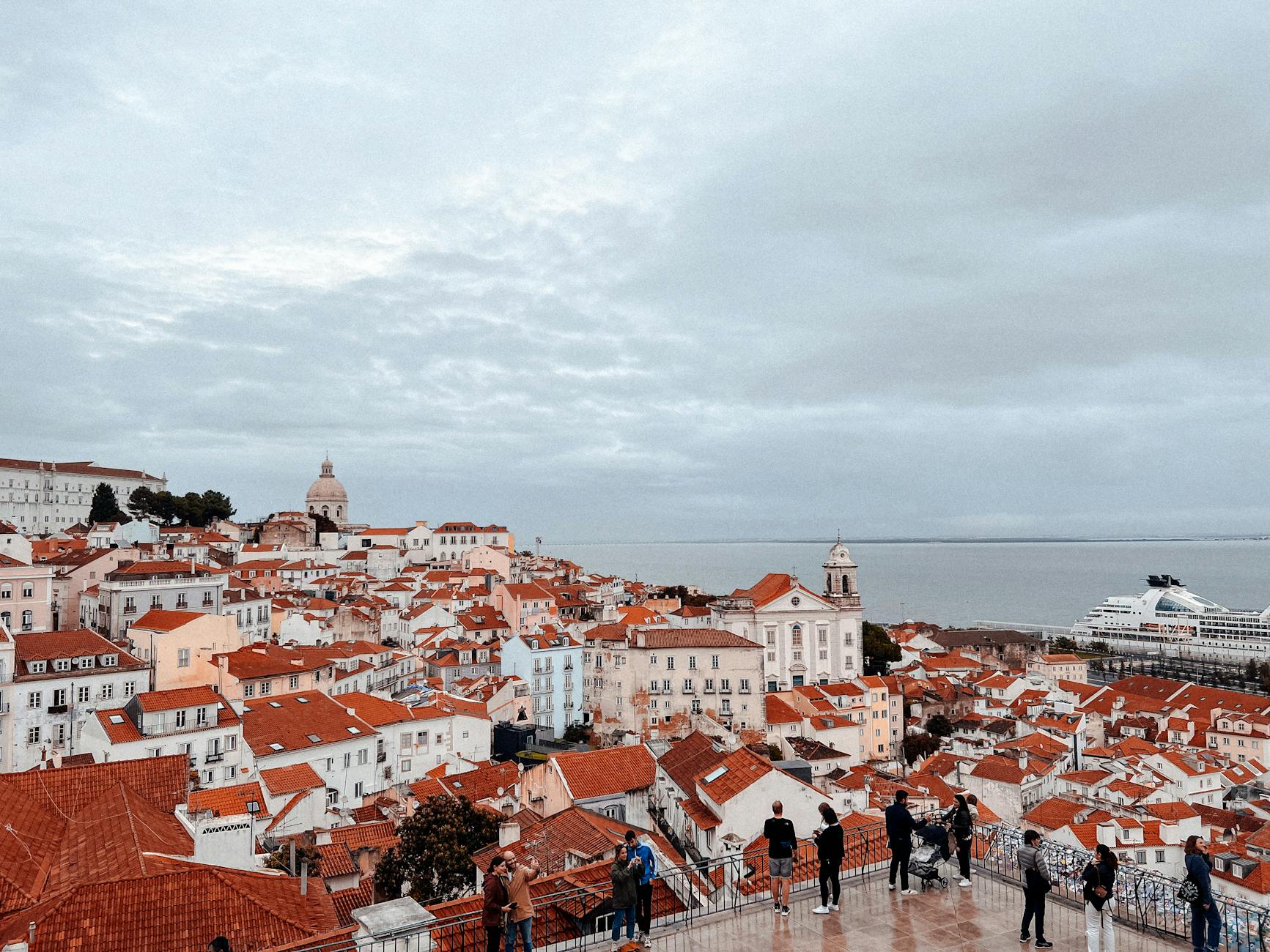 Cantante de fado actuando en un local tradicional de Lisboa con guitarra portuguesa