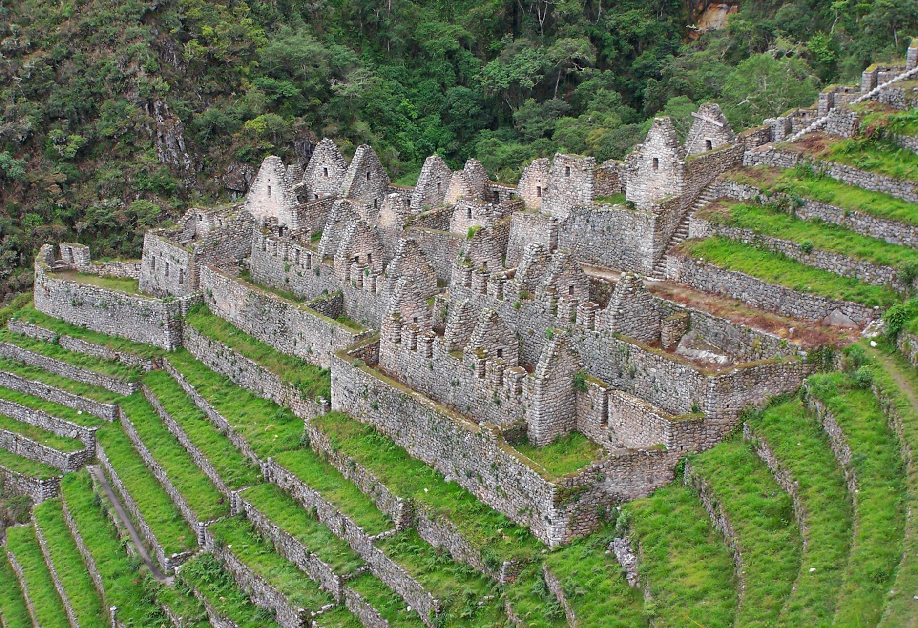 Vista panorámica de Machu Picchu al amanecer desde la Puerta del Sol Inti Punku