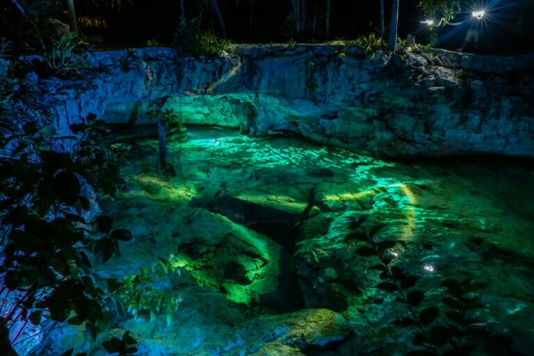 Vista panorámica de la playa de Tulum con las ruinas mayas sobre el acantilado