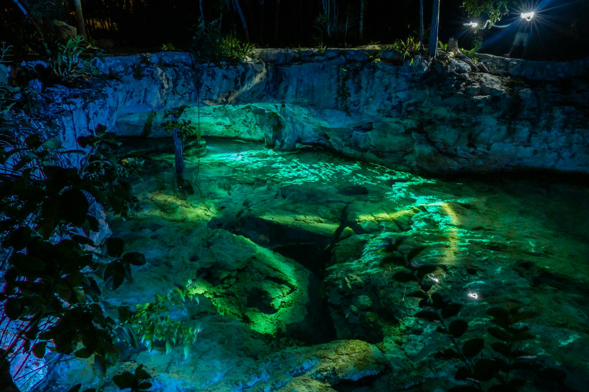 Vista panorámica de la playa de Tulum con las ruinas mayas sobre el acantilado