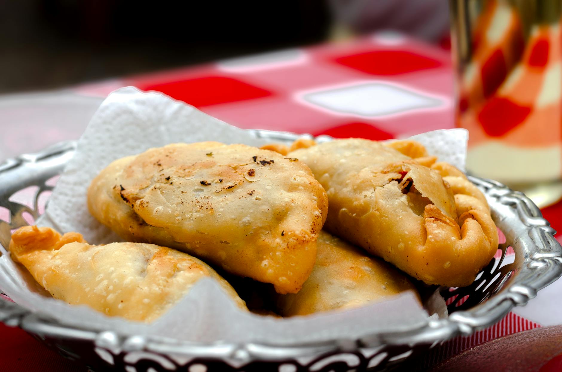 Arepas colombianas doradas en la plancha con queso derretido encima