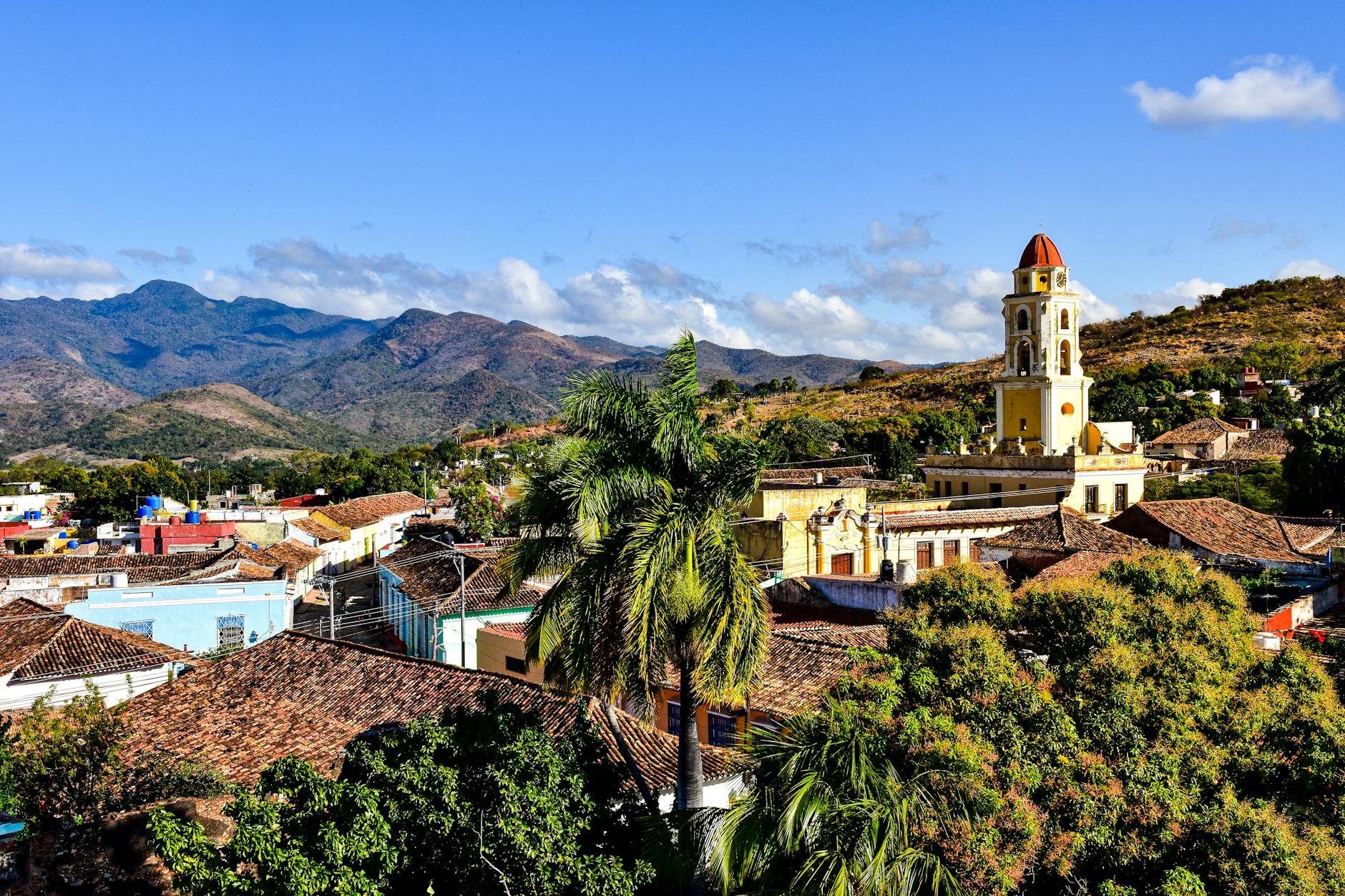 Fachada colorida de una casa particular en Trinidad, Cuba