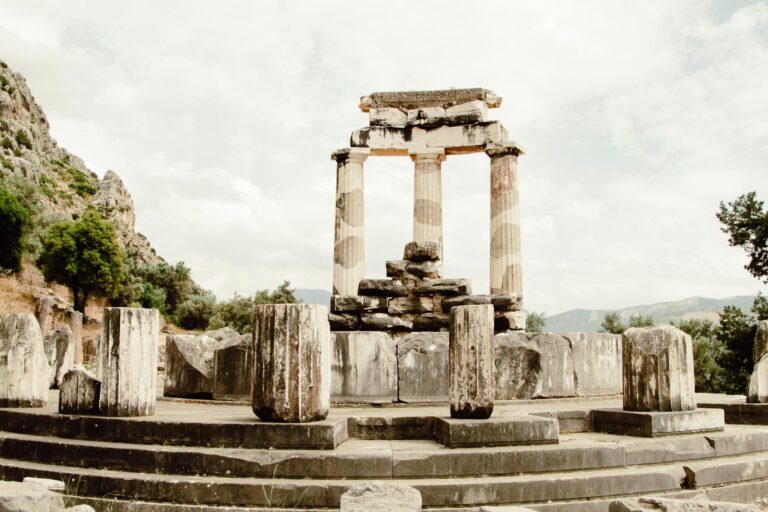 Ruinas del Templo de Apolo en Delfos con montañas al fondo
