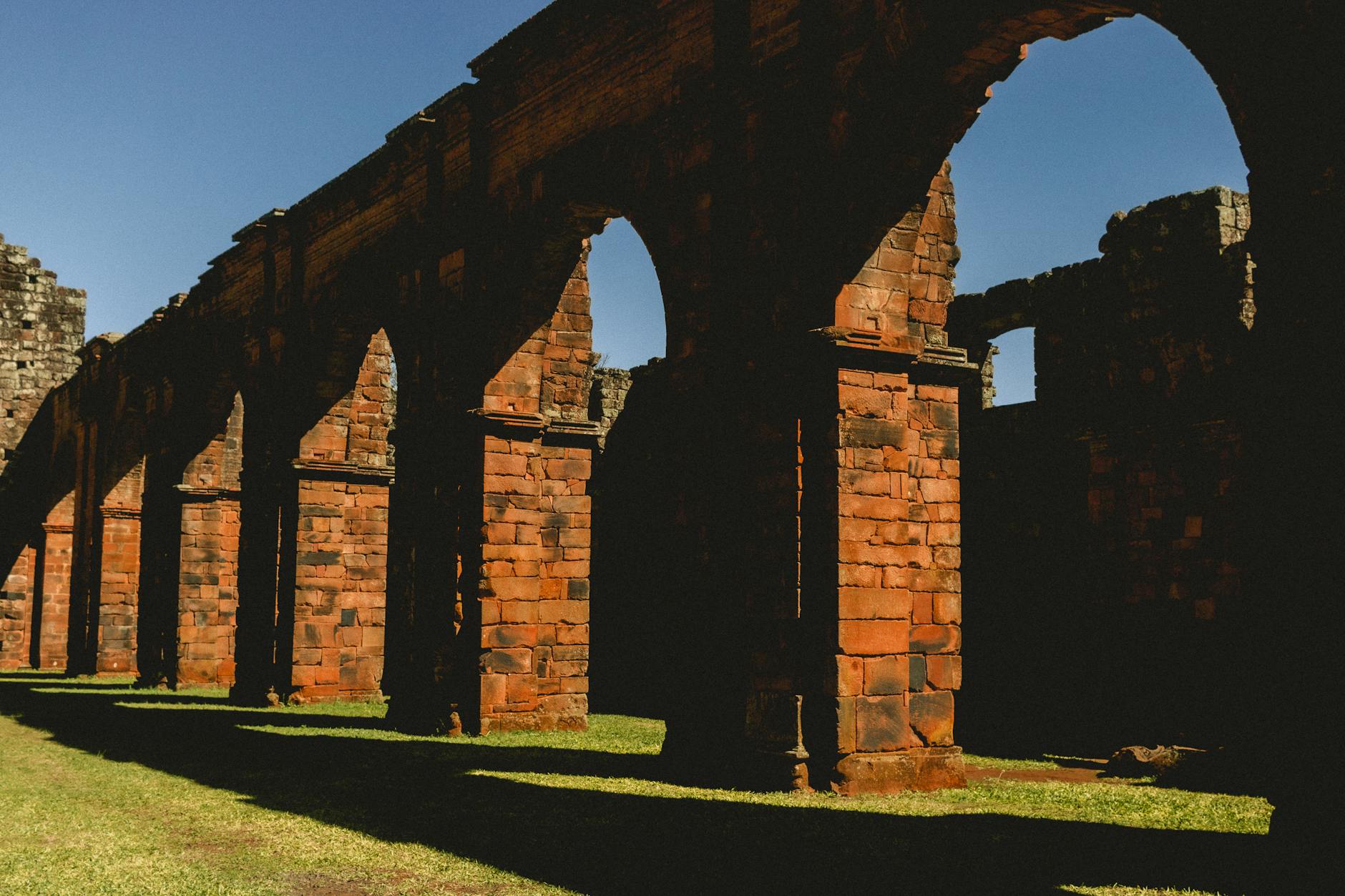 Ruinas de la reducción jesuítica de Trinidad al atardecer