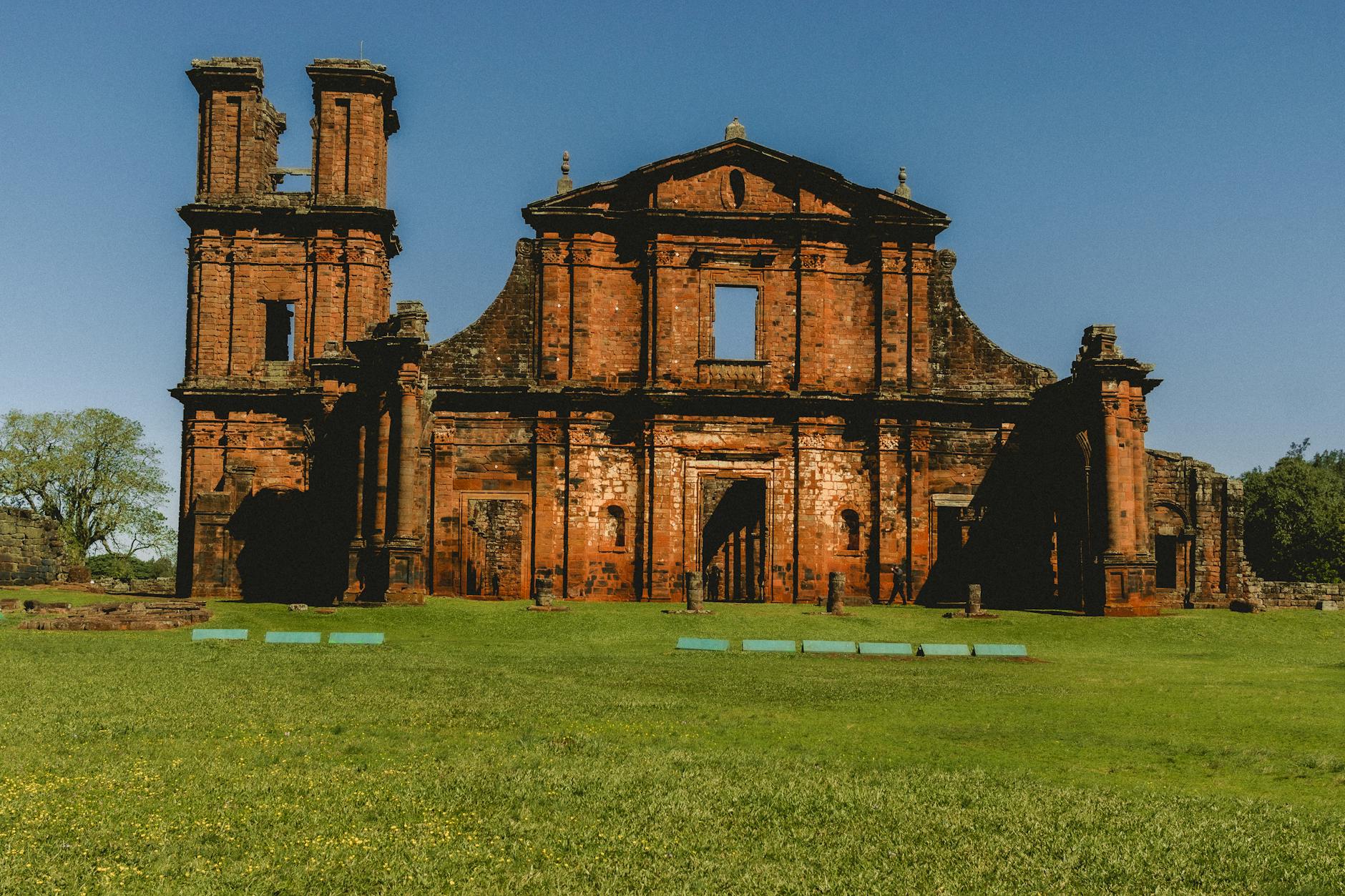 Arcos de piedra de las ruinas jesuíticas de Jesús de Tavarangué en Paraguay