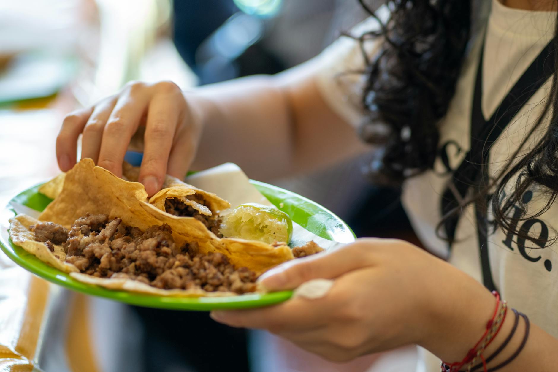 Tacos al pastor con cilantro, cebolla y salsa verde en un puesto callejero de Ciudad de México