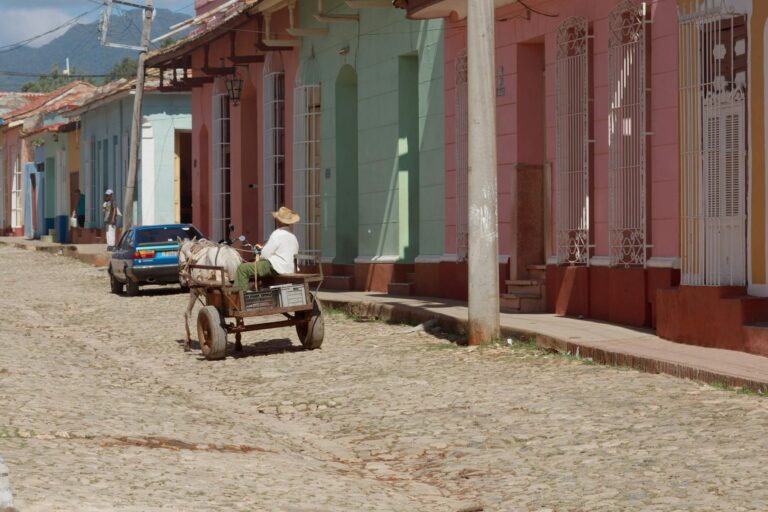 Calle empedrada de Trinidad Cuba con casas de colores coloniales
