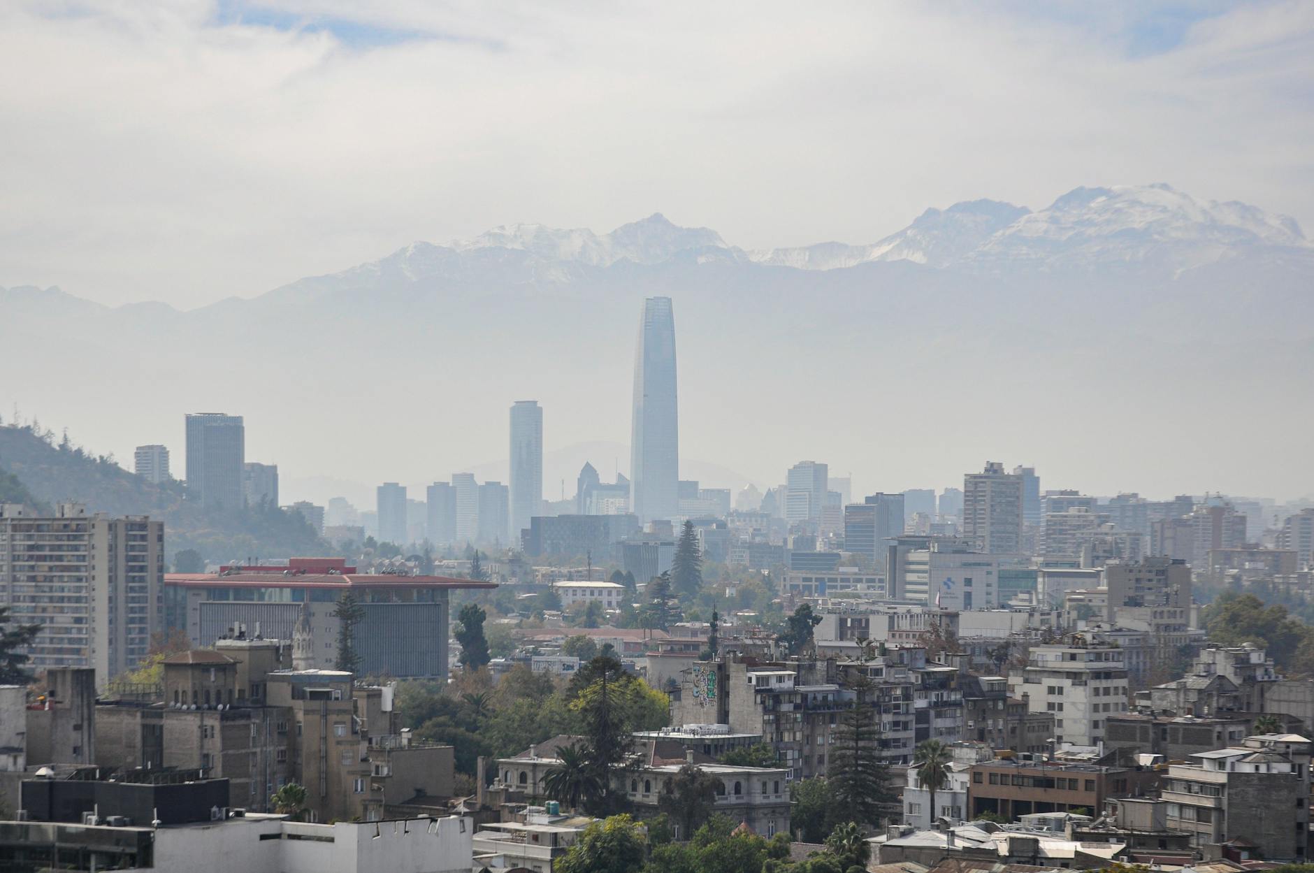 Panorámica de Santiago de Chile con los Andes al fondo desde el Cerro San Cristóbal