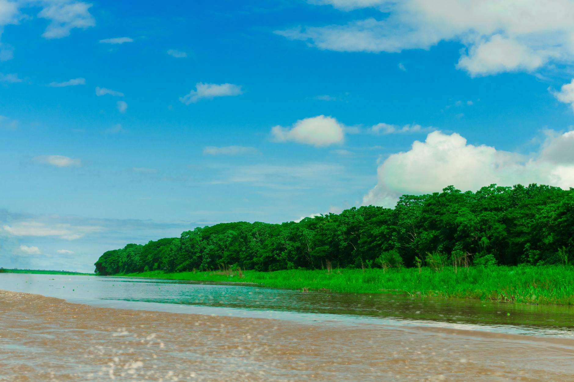 Canoa navegando por un río de la selva amazónica en Perú