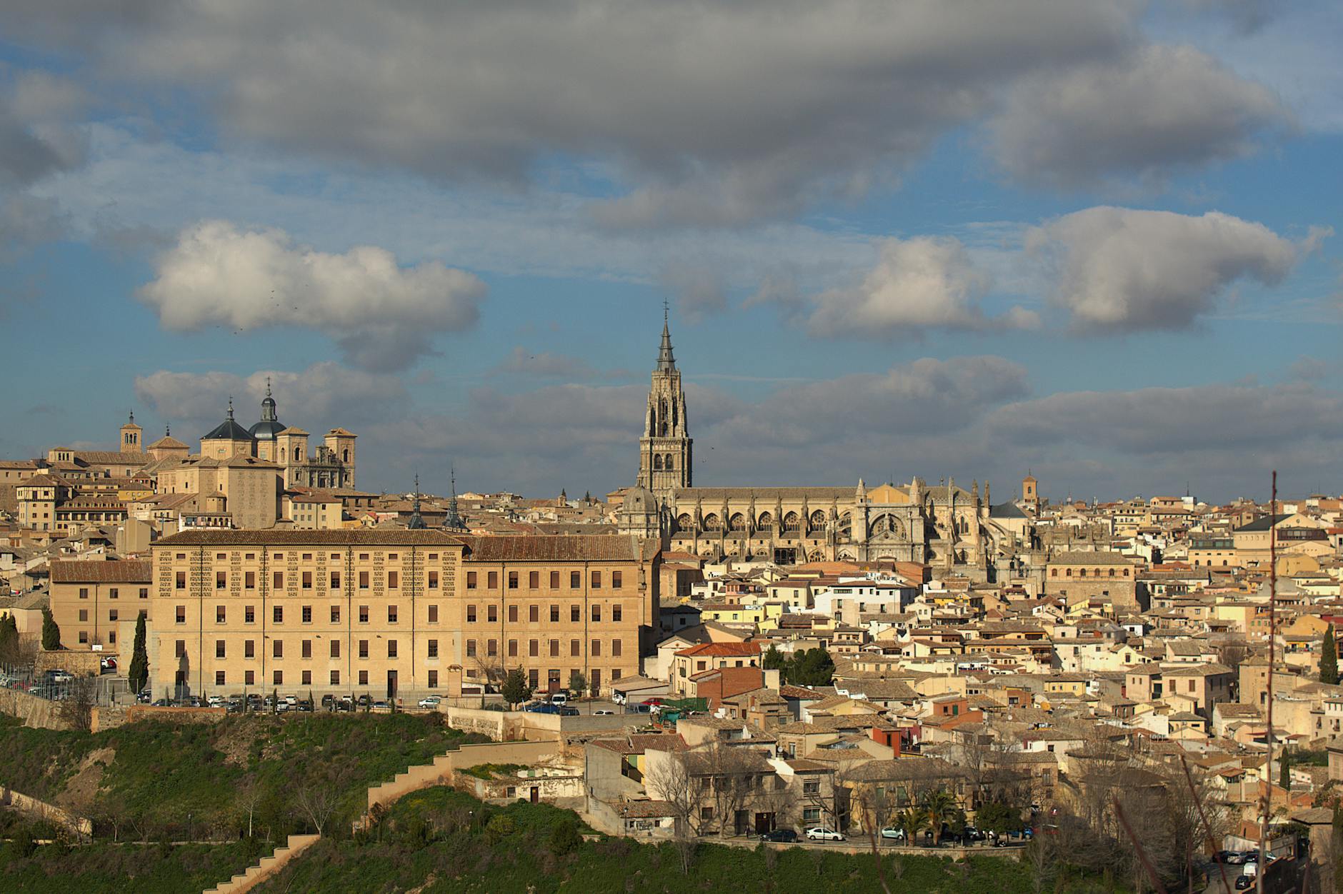Calle estrecha y empedrada del casco histórico de Toledo con luz cálida