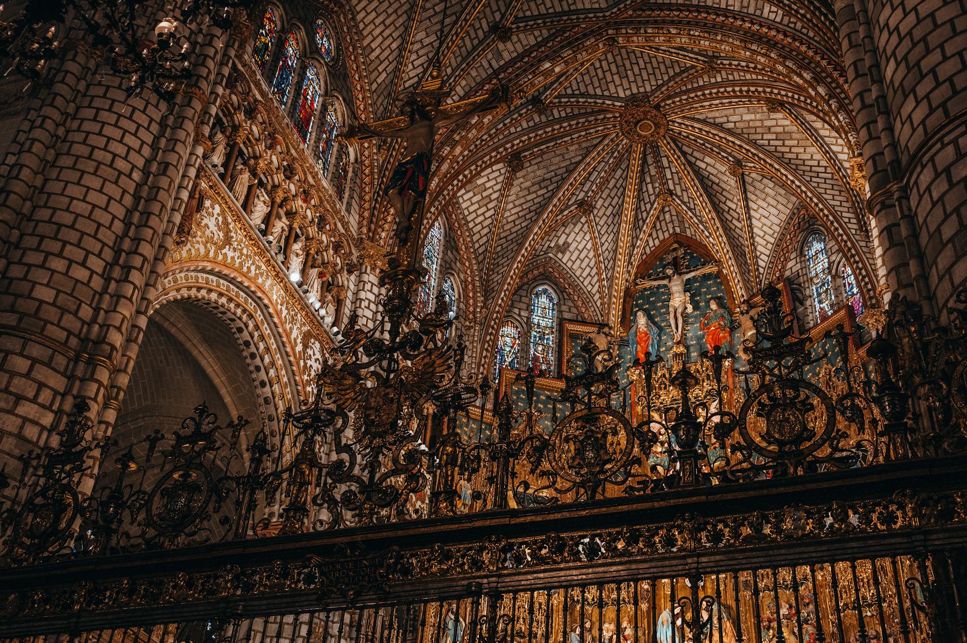 Columnas blancas del interior de la sinagoga de Santa María la Blanca en Toledo