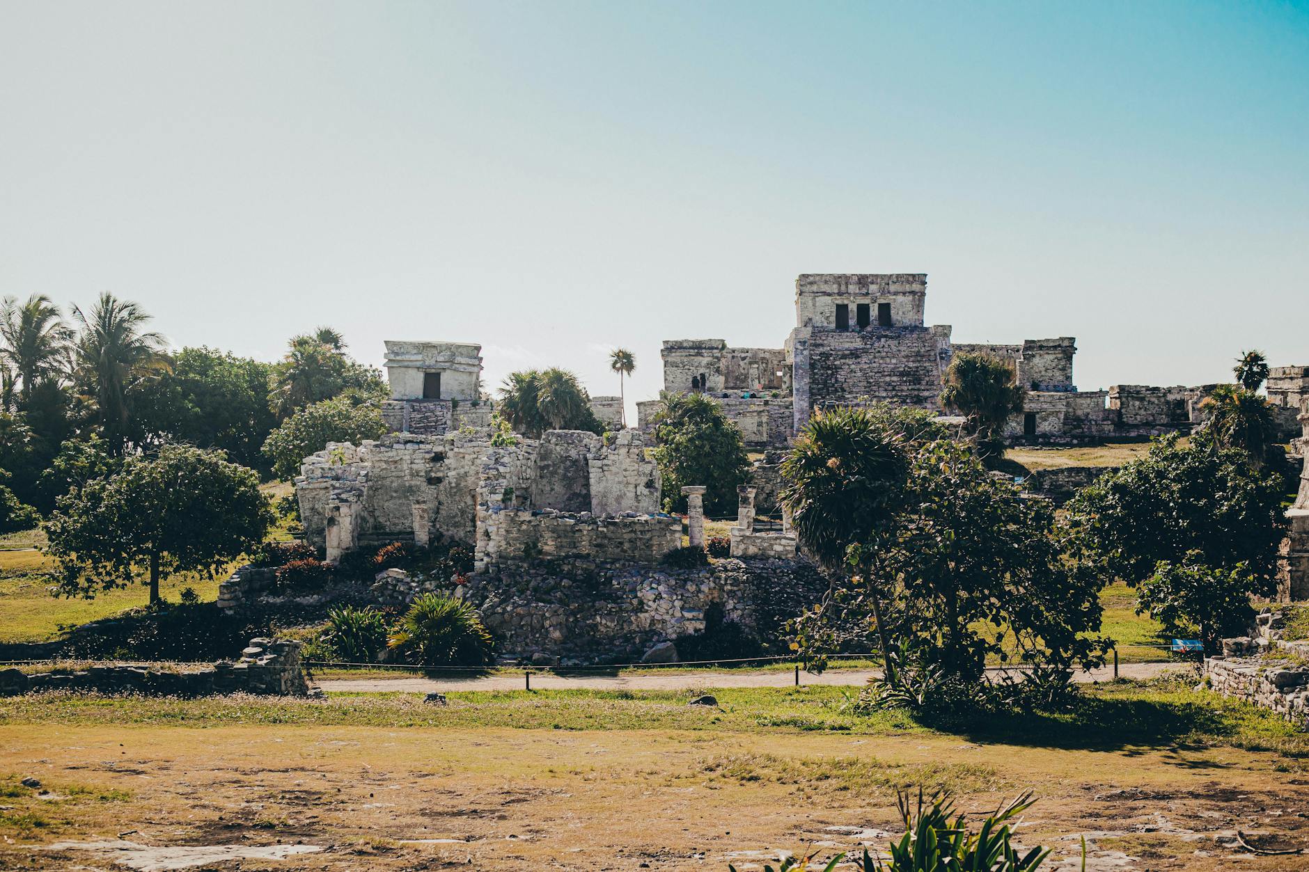 Pirámide de Kukulcán conocida como El Castillo en Chichén Itzá al amanecer