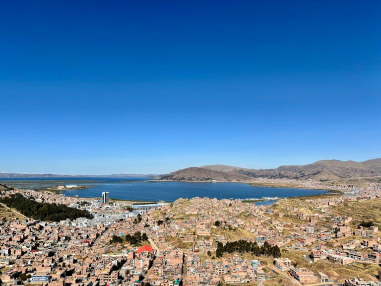 Islas flotantes de totora de los Uros en el Lago Titicaca con montañas al fondo