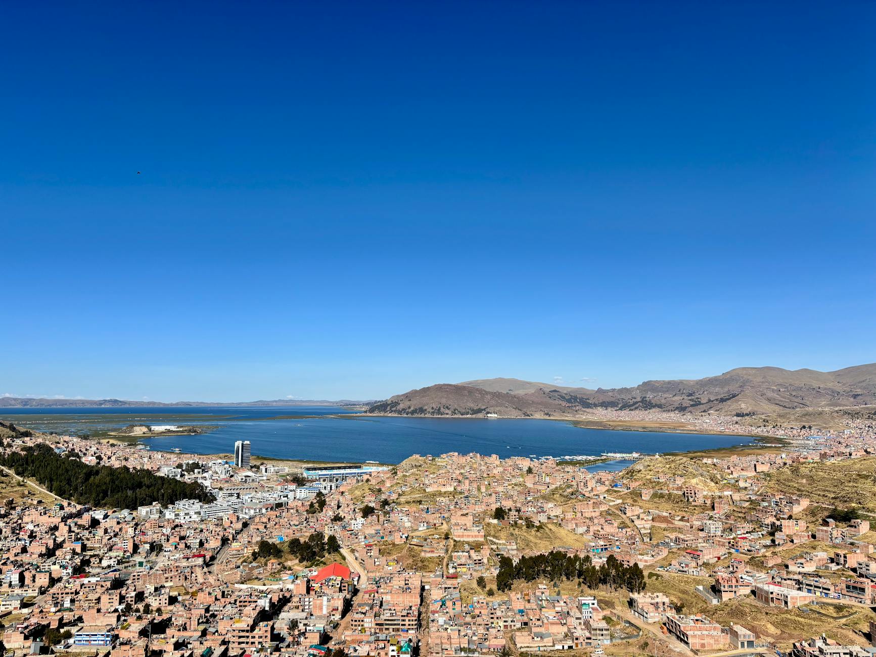 Islas flotantes de totora de los Uros en el Lago Titicaca con montañas al fondo