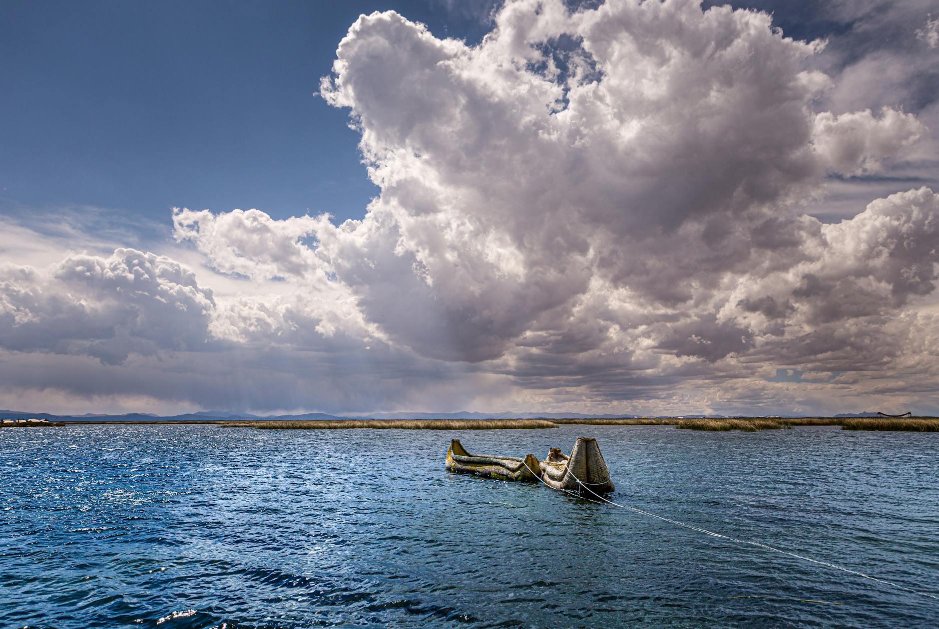 Amanecer con luz dorada sobre las aguas del Lago Titicaca visto desde Puno, Perú